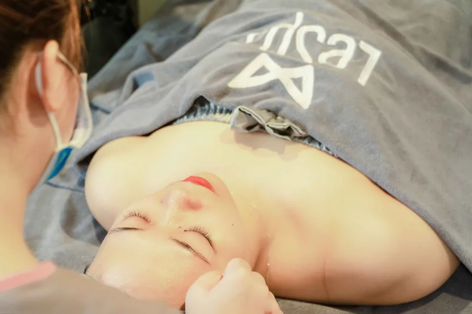 Khu rửa mặt và soi da